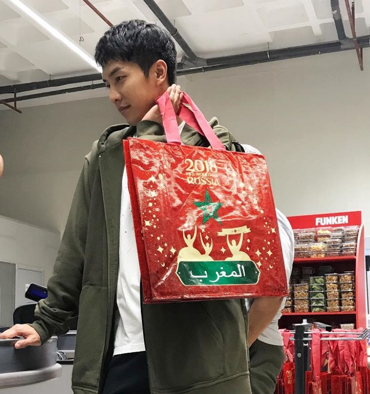 Actor Lee Seung-gi has released a photo during the drama Vagabond.Lee Seung-gi wrote on his instagram on October 14, Ten days of Morocco life! Moroccos chasm is doing well!Iren (Lee Seung-gi official fandom name) posted a picture with the article Be careful of the cold!The photo shows Lee Seung-gi, who is wearing a V-pose, and Lee Seung-gis warm visuals with a hat on top.Another photo also attracts attention to the sculpture-like side of Lee Seung-gi, who is shopping.The fans who responded to the photos responded Lee Seung-gi Fighting! Thank you so much for showing me the current situation, I want to see and I am suffering.delay stock