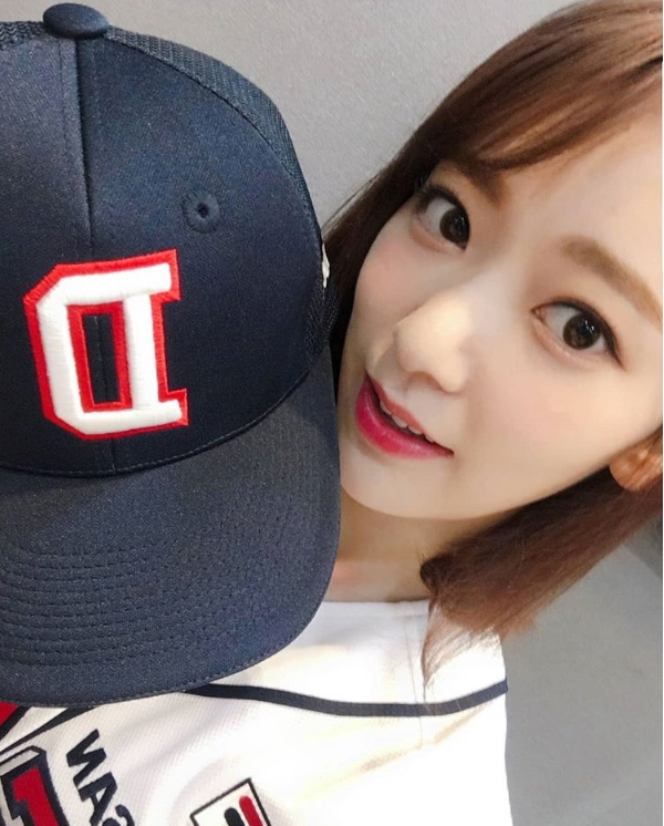 The cute beauty of group IZ*ONE member Miyawaki Sakura has been revealed.IZ*ONE official Instagram posted several photos on October 13 with the article Today is Sakura DAY. Weekend and the next leading fight.The photo shows Miyawaki Sakura taking a V-pose: Miyawaki Sakuras bleak white-oak skin and large, clear eyes attract Eye-catching.In another photo, Miyawaki Sakuras innocent visuals in the baseball team Doosan Bears uniform are also outstanding.Fans who responded to the photos responded such as Sakura Chan, If you made your debut early... I will continue to support and It is really beautiful.delay stock
