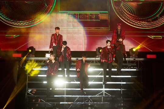 The group icon successfully concluded the concert by bringing out the local fans turbulence in Malaysia Kuala Lumpur.Icon held iKON 2018 CONTINUE TOUR IN KUALA LUMPUR at Malaysia Malawati Indoor Stadium on October 13 at 6 pm and met local fans directly.Especially, at this concert, local fans Korean Taechang minister was held and attracted attention.Bobby team called Taste Sniper and Mamdouh Elsbiay team called Love and played a hit song battle.All Malaysia local fans sang aloud the Korean lyrics; the icon members expressed their gratitude to local fans who came to see the performance.The icon has performed the albums representative songs and songs, including BLING BLING, Its Good, Taste Sniper, Love, Im Going to Die, Wind, and farewell.In addition, five more songs were added to the local fans hot encore request, and a total of 23 songs were played on the stage.The icon first performed the new song Breaking Way in Malaysia. Chan-woo said, The title is a farewell road, but I also wish happiness to walk the flower road.I only walk on the icon and flower path. Local fans also sang a celebration song to celebrate the upcoming birthday of Mamdouh Elsbiay.Mamdouh Elsbiay, who was impressed by this, expressed his gratitude, and the icon members responded by taking a surprise group photo with the fans after the encore stage.As such, the icon, which is receiving the love of global fans, is continuing its overseas tour.It will also host overseas tours in Bangkok from 19 to 20 October, Sydney and Melbourne on 25 October and 27 November, Singapore on 4 November, Manila on 11 November, Jakarta on 18 November and Hong Kong on 25 November respectively.The icon, which made a comeback with farewell road on the 1st, has also broken its own record by winning the top spot on the iTunes album charts in 25 countries as well as major music charts in Korea since the comeback.In addition, it ranked first in Chinas largest music source site QQ Music K Pop Weekly Chart and K Pop Music Video Chart.In addition, KUGOU Musics K-pop new song chart also ranked first, re-approving the popularity of China.Also in the 40th ranking of the Gaon chart released last 11th, Icons new mini album NEW KIDS: THE FINAL took first place on the album chart.In addition, the title song Bye-geol-gil won the top spot on the download chart, and both the album and the sound source succeeded in the box office.The icons are also continuing to be strong in music broadcasts: Show! Champion on the 10th, Mnet M Countdown on the 11th, KBS Music Bank on the 12th, and MBC Show on the 13th!He won four gold medals in music broadcasting, ranking first in Music Center with Breaking Way. The icon will appear on SBS Inkigayo on the 14th to continue the stage of Breaking Way.hwang hye-jin