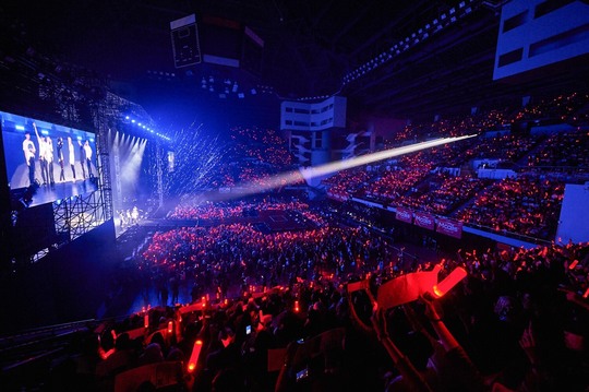 The group icon successfully concluded the concert by bringing out the local fans turbulence in Malaysia Kuala Lumpur.Icon held iKON 2018 CONTINUE TOUR IN KUALA LUMPUR at Malaysia Malawati Indoor Stadium on October 13 at 6 pm and met local fans directly.Especially, at this concert, local fans Korean Taechang minister was held and attracted attention.Bobby team called Taste Sniper and Mamdouh Elsbiay team called Love and played a hit song battle.All Malaysia local fans sang aloud the Korean lyrics; the icon members expressed their gratitude to local fans who came to see the performance.The icon has performed the albums representative songs and songs, including BLING BLING, Its Good, Taste Sniper, Love, Im Going to Die, Wind, and farewell.In addition, five more songs were added to the local fans hot encore request, and a total of 23 songs were played on the stage.The icon first performed the new song Breaking Way in Malaysia. Chan-woo said, The title is a farewell road, but I also wish happiness to walk the flower road.I only walk on the icon and flower path. Local fans also sang a celebration song to celebrate the upcoming birthday of Mamdouh Elsbiay.Mamdouh Elsbiay, who was impressed by this, expressed his gratitude, and the icon members responded by taking a surprise group photo with the fans after the encore stage.As such, the icon, which is receiving the love of global fans, is continuing its overseas tour.It will also host overseas tours in Bangkok from 19 to 20 October, Sydney and Melbourne on 25 October and 27 November, Singapore on 4 November, Manila on 11 November, Jakarta on 18 November and Hong Kong on 25 November respectively.The icon, which made a comeback with farewell road on the 1st, has also broken its own record by winning the top spot on the iTunes album charts in 25 countries as well as major music charts in Korea since the comeback.In addition, it ranked first in Chinas largest music source site QQ Music K Pop Weekly Chart and K Pop Music Video Chart.In addition, KUGOU Musics K-pop new song chart also ranked first, re-approving the popularity of China.Also in the 40th ranking of the Gaon chart released last 11th, Icons new mini album NEW KIDS: THE FINAL took first place on the album chart.In addition, the title song Bye-geol-gil won the top spot on the download chart, and both the album and the sound source succeeded in the box office.The icons are also continuing to be strong in music broadcasts: Show! Champion on the 10th, Mnet M Countdown on the 11th, KBS Music Bank on the 12th, and MBC Show on the 13th!He won four gold medals in music broadcasting, ranking first in Music Center with Breaking Way. The icon will appear on SBS Inkigayo on the 14th to continue the stage of Breaking Way.hwang hye-jin