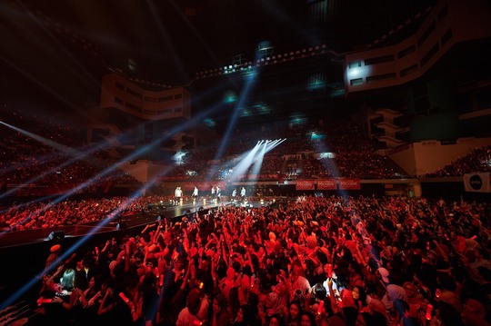 The group icon successfully concluded the concert by bringing out the local fans turbulence in Malaysia Kuala Lumpur.Icon held iKON 2018 CONTINUE TOUR IN KUALA LUMPUR at Malaysia Malawati Indoor Stadium on October 13 at 6 pm and met local fans directly.Especially, at this concert, local fans Korean Taechang minister was held and attracted attention.Bobby team called Taste Sniper and Mamdouh Elsbiay team called Love and played a hit song battle.All Malaysia local fans sang aloud the Korean lyrics; the icon members expressed their gratitude to local fans who came to see the performance.The icon has performed the albums representative songs and songs, including BLING BLING, Its Good, Taste Sniper, Love, Im Going to Die, Wind, and farewell.In addition, five more songs were added to the local fans hot encore request, and a total of 23 songs were played on the stage.The icon first performed the new song Breaking Way in Malaysia. Chan-woo said, The title is a farewell road, but I also wish happiness to walk the flower road.I only walk on the icon and flower path. Local fans also sang a celebration song to celebrate the upcoming birthday of Mamdouh Elsbiay.Mamdouh Elsbiay, who was impressed by this, expressed his gratitude, and the icon members responded by taking a surprise group photo with the fans after the encore stage.As such, the icon, which is receiving the love of global fans, is continuing its overseas tour.It will also host overseas tours in Bangkok from 19 to 20 October, Sydney and Melbourne on 25 October and 27 November, Singapore on 4 November, Manila on 11 November, Jakarta on 18 November and Hong Kong on 25 November respectively.The icon, which made a comeback with farewell road on the 1st, has also broken its own record by winning the top spot on the iTunes album charts in 25 countries as well as major music charts in Korea since the comeback.In addition, it ranked first in Chinas largest music source site QQ Music K Pop Weekly Chart and K Pop Music Video Chart.In addition, KUGOU Musics K-pop new song chart also ranked first, re-approving the popularity of China.Also in the 40th ranking of the Gaon chart released last 11th, Icons new mini album NEW KIDS: THE FINAL took first place on the album chart.In addition, the title song Bye-geol-gil won the top spot on the download chart, and both the album and the sound source succeeded in the box office.The icons are also continuing to be strong in music broadcasts: Show! Champion on the 10th, Mnet M Countdown on the 11th, KBS Music Bank on the 12th, and MBC Show on the 13th!He won four gold medals in music broadcasting, ranking first in Music Center with Breaking Way. The icon will appear on SBS Inkigayo on the 14th to continue the stage of Breaking Way.hwang hye-jin