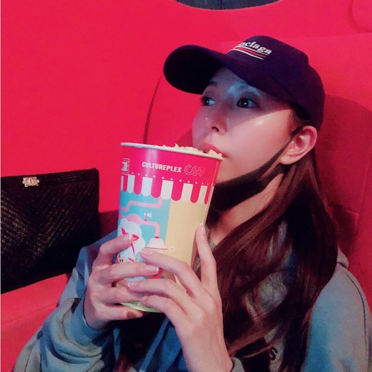 Singer BOA showed off her cute Beautiful looks at CinemaThe BOA posted a picture on October 14 with an article entitled Eat without Popcorn on his instagram.The photo shows the BOA sitting in a Cinema seat with Popcorn; the BOA is eating Popcorn with its hat pressed tight.Under the hat, Shining BOAs innocent beautiful looks catch the eye.delay stock