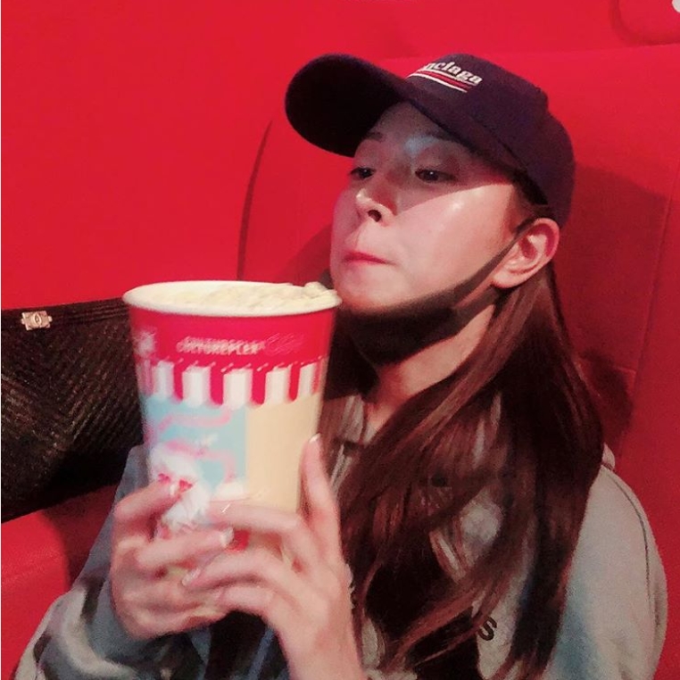 Singer BOA showed off her cute Beautiful looks at CinemaThe BOA posted a picture on October 14 with an article entitled Eat without Popcorn on his instagram.The photo shows the BOA sitting in a Cinema seat with Popcorn; the BOA is eating Popcorn with its hat pressed tight.Under the hat, Shining BOAs innocent beautiful looks catch the eye.delay stock