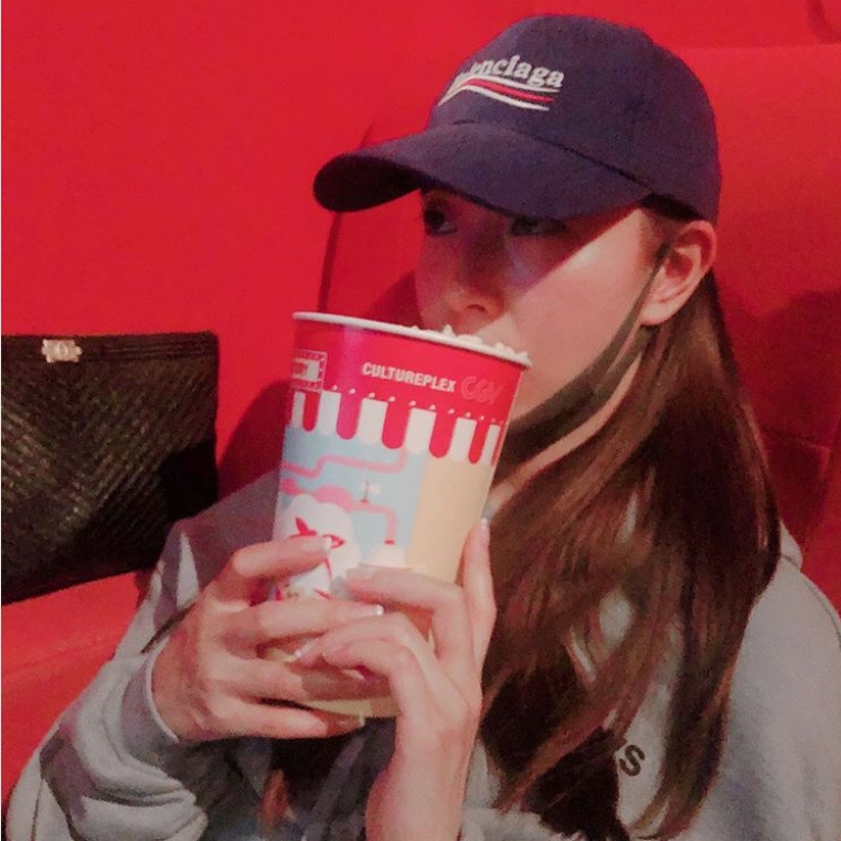 Singer BOA showed off her cute Beautiful looks at CinemaThe BOA posted a picture on October 14 with an article entitled Eat without Popcorn on his instagram.The photo shows the BOA sitting in a Cinema seat with Popcorn; the BOA is eating Popcorn with its hat pressed tight.Under the hat, Shining BOAs innocent beautiful looks catch the eye.delay stock