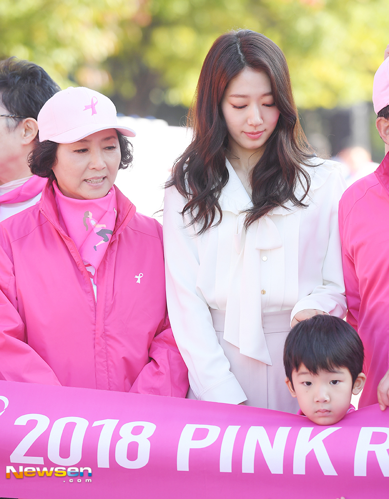 The 2018 Pink Run Seoul Competition was held at Yeouido Park in Yeouido-dong, Yeongdeungpo-gu, Seoul on October 14th.Actors Go Doo-shim and Park Shin-hye attended the ceremony.yun da-hee