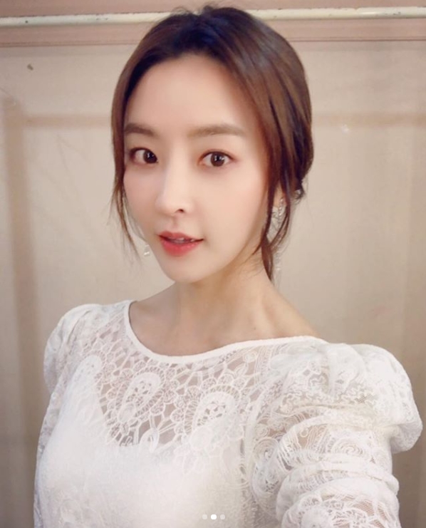 Actor Jung Yu-mi has released a picture of the 2018 APAN Star Awards (Asia-Pacific Star Awards) Dress certification.Jung Yu-mi posted a picture on his Instagram on October 14 with an article called APAN.The picture shows Jung Yu-mi in dress, and Jung Yu-mis white-green skin and slender jaw line further double the pure charm.Another photo of Jung Yu-mis sunny smile also attracts Eye-catching.The fans who responded to the photos responded such as What is beautiful?, You are beautiful and You are also a beautiful textbook.delay stock