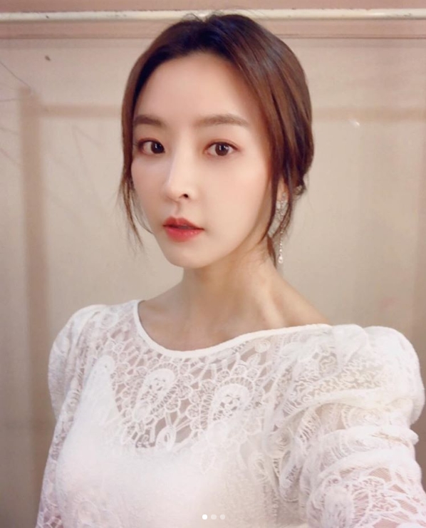 Actor Jung Yu-mi has released a picture of the 2018 APAN Star Awards (Asia-Pacific Star Awards) Dress certification.Jung Yu-mi posted a picture on his Instagram on October 14 with an article called APAN.The picture shows Jung Yu-mi in dress, and Jung Yu-mis white-green skin and slender jaw line further double the pure charm.Another photo of Jung Yu-mis sunny smile also attracts Eye-catching.The fans who responded to the photos responded such as What is beautiful?, You are beautiful and You are also a beautiful textbook.delay stock