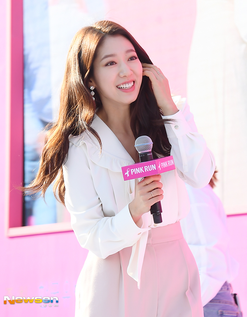 The 2018 Pink Run Seoul Competition was held at Yeouido Park in Yeouido-dong, Yeongdeungpo-gu, Seoul on October 14th.Actor Park Shin-hye attended the ceremony.yun da-hee