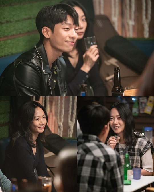 The best divorce Bae Doonas Thumbnail, Wi Ha-joon, appears in earnest.KBS 2TVs Drama The Best Divorce (playplay by Moon Jung-min/directed by Yoo Hyun-ki) has recently been receiving the response of being the best empathy Drama by frankly releasing stories about marriage, divorce, love and relationship.Realistic stories, stereoscopic characters, and the performances of actors who believe and see are combined to capture viewers.From the first broadcast, the Best Divorce has unfolded the divorces of Cha Tae-hyun Minute and Bae Doona Minute.Kang Hwi-ru declared a duty tired of her self-centered husband, Cho Seok-moo, but she could not tell her family about the fact of the duty.Eventually, the two men promised to live together with Divorce as a secret, raising questions about future development.In the meantime, a man who will ride Kang Hui-ru and Thumb will appear in the 5th and 6th broadcast on October 15th.In this regard, the production team of the Best Divorce announced the full-fledged appearance of actor Wi Ha-joon, who played the role of the temporary role of Kang Hwi-ru, and released the meeting scene of the two people.In the photo, Kang Hwi-ru and Lim Si-ho are together at the scene of the performance back-to-back, and Kang Hwi-ru, who went to see the club performance in the last broadcast, was seen for a while watching the temporary issue on stage.They seem to have met at the scene after the band performance, and the appearance of those sitting next to each other in the friendly Minute crisis makes us guess the beginning of the relationship.Then, another round of Kang Hwi-ru and Lim Si-hos Drink was captured: What are they talking about, Kang Hwi-ru is laughing at the temporary issue.I have just met, but I am attracted to the natural minute crisis of two people.In the play, Lim Si-ho is a singer who plays as the lead vocalist for the band. He owns a good and natural character without any spots.The simple and positive personality fits well with Kang Hwi-ru, and the two people are expected to have a chemi like a chemi. How will the appearance of the temporary ship of Thumbnam affect Kang Hwi-ru and Cho Suk-moo?The attention is paid to the summers that will blow to the best divorce.hwang hye-jin