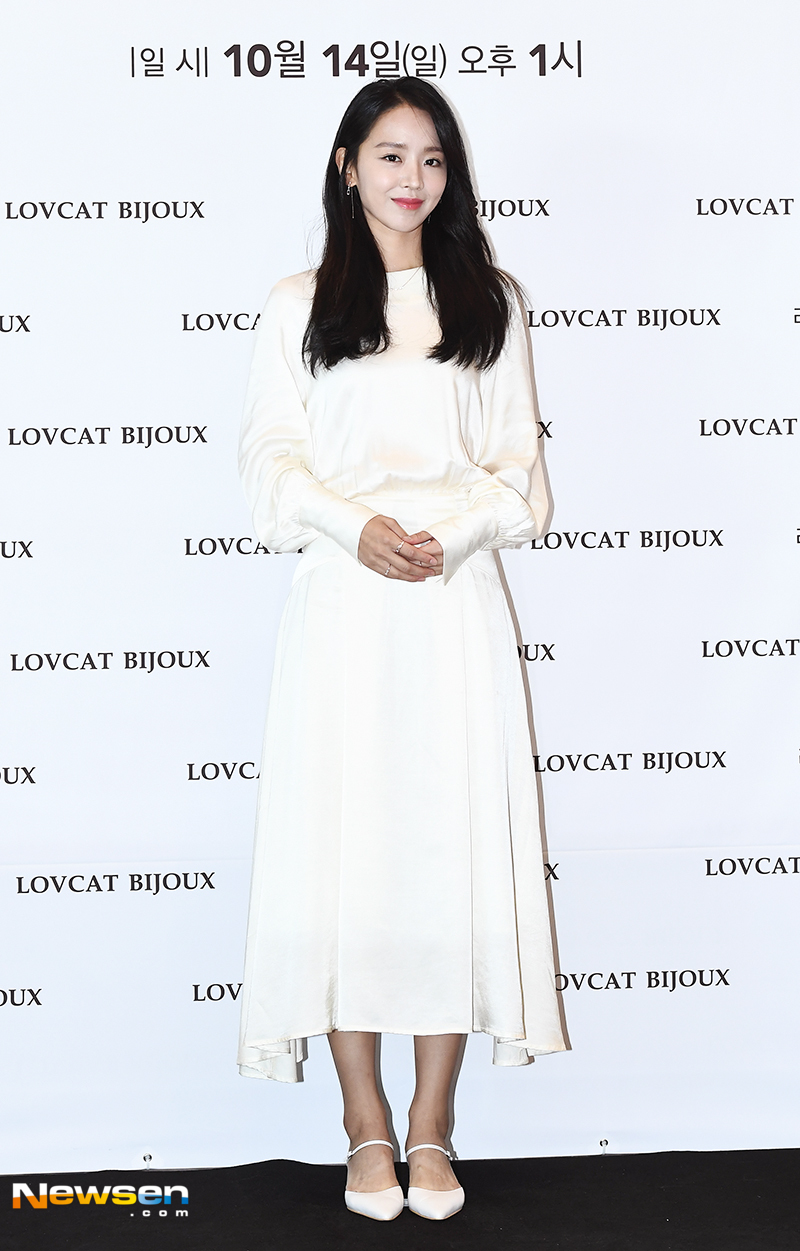 Jewelry brand Lovecats Bijou (LUVCAT BIJOUX) Muse Shin Hye-sun Fan signing event was held at the Cheonho branch of Hyundai Department Store in Seoul on the afternoon of October 14.Actor Shin Hye-sun attended the ceremony.On the other hand, Shin Hye-sun received a lot of love from the public for her role as a woman Woo Seo-ri who woke up in the late SBS drama Thirty but Seventeenyun da-hee