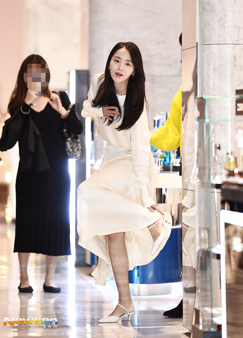 Shin Hye-sun The shoes are in trouble. <p>Jewelry Brand Lovecats Bijou (LUVCAT BIJOUX) Muse Shin Hye-sun Tur-Bros / The Snailman was held at Chunho Store in Seoul Hyundai Department Store on October 14th.</p><p>Actor Shin Hye-sun attended.</p><p>On the other hand, Shin Hye-sun has been loved by the masses with the role of Woo-ri, a woman who woke up at the seventeenth day of the thirty-seventh era of SBS drama Thirty Thousand but Seventeen.</p>