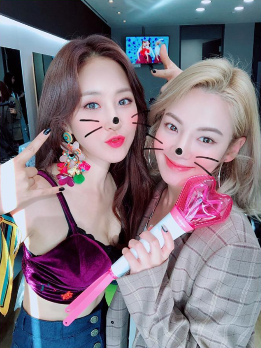 Members stepped up for the first solo album by group Girls Generation member Kwon Yuri.Kwon Yuri released a photo of Im Yoon-ah and Hyoyeon on the Waiting room on his SNS on the 13th.Im Yoon-ah, who was released first, is following Kwon Yuris jacket photo and creating a pleasant atmosphere. Kwon Yuri said, I received the Im Yoon-ah album ... Thank you members.In addition, Kwon Yuri posted a picture with Hyoyeon, saying, I am a senior dancer and I am nervous (feat. Sowonbong).Kwon Yuri has recently released his first solo song Fugitive and is actively performing.Kwon Yuri SNS.