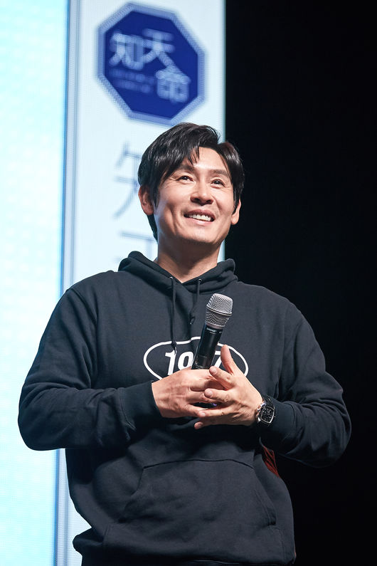 Actor Sol Kyung-gu successfully completed his first fan meeting of his career.Sol Kyung-gu held his first fan meeting at Yes24 Live Hall in Seoul on the 13th and spent 150 minutes with 1,000 fans.As fans who visited the venue early in the morning of fan meeting cheered Actor with hot cheers and shouts as they had the modifier First Thousand Idol, said CJS Entertainment. Sol Kyung-gu showed limited fan service such as dance, talk and event for 150 minutes at a fan meeting prepared to repay the love he had received from fans. I proposed a value and expressed my gratitude by holding hands with 1,000 fans. This fan meeting is a special place to express infinite gratitude to the hot love that Sol Kyung-gu received in Thousand.Sol Kyung-gu, who appeared on stage singing the late Kim Kwang-seoks Where the Wind is Winding, said, I heard that there are many fans who come early to the fan meeting scene.I prepared warm tea and snacks for you, but I do not know if you had a good meal. Fan meeting was embarrassing and needed a great courage to come here.But I will do my best today as I have decided for my fans. In a fan meeting that began with the progression of Park Kyung-lim, Sol Kyung-gu poured out all of his own for the entire 150 minutes.In the corner of Knowing Oral, I communicated with my fans with my own quiz.I did my best to repay Park Kyung-lims various orders that represented the hearts of the fans, and I was enthusiastic about the fans with the instant dance that I first showed after my debut.He also made tteokbokki in the sauce he made at home and presented it to his fans.Actor Kim Nam-gil, who accompanied the director of Bulhan Party and Murderers Memory Law, cheered Sol Kyung-gu as a guest.Both came to the fan meeting cheering of Thousand Idol Sol Kyung-gu, and then rushed to the stage at the request of Sol Kyung-gu.I was so surprised to hear that I was doing fan meeting at first.Im preparing The Ides of March together, which is a good senior and crankin next year, and Ill make a good movie again, said Kim Nam-gil, Im really happy and wonderful.The oral senior who met in the Memory law of the public enemy and Murderer is really immersed and is a model for Actor.I am also excited about the happy appearance with my fans. The hottest moment was when Sol Kyung-gu read handwritten letters prepared by handwriting; Sol Kyung-gu said: If you hadnt become an Actor you wouldnt have met fans.I always thank the fans who love me with all my heart. I get great courage from the love of the fans.I wanted to show you what it is, not through this fan meeting. It was time to be remembered for the rest of my life.Sol Kyung-gu also made a special video made by fans and was impressed by the fans own Why I like Sol Kyung-gu.After the performance, Sol Kyung-gu was very excited to see the fans directly, and with a high touch with 1000 fans at the entrance, he was sorry.The fans were impressed by the heart of the heartfelt Sol Kyung-gu, and the fans and Sol Kyung-gus thrilledness led to the end of the first fan meeting of Sol Kyung-gus life.Sol Kyung-gu is having another prime with a healthy presence and hot popularity.Through the film Bulhandang, which was released in 2017, it formed a fandom that was never before the history of Korean movies, and got the nickname First Thousand Idol.Sol Kyung-gu has been the turning point of Actors life with Bulhan Party, and has swept the 54th Daejong Award for Best Actor, the 37th Korean Film Critics Association Award for Best Actor, the 17th Directors Cut Awards of the Year, and the 38th Blue Dragon Film Festival Popular Award.Meanwhile, Sol Kyung-gu is about to shoot Perfect Man and The Ides of March after shooting Birthday and Idol.CJS Entertainment