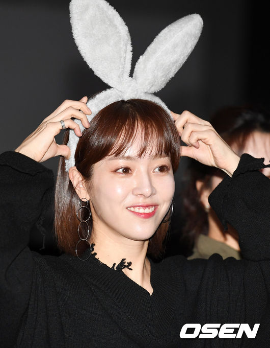 On the afternoon of the 14th, the movie Miss Back stage greeting was held at Megabox World Cup Stadium in Seoul.Actor Han Ji-min smiles as fan wears a Gifted headband
