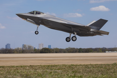 한국 공군 스텔스 전투기 F-35A 1호기가 3월 28일 미국 텍사스주 포트워스 비행장을 이륙하고 있다. 방위사업청 제공