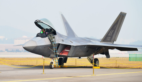 미국 공군 스텔스 전투기 F-22가 이륙 전 비행장에서 대기하고 있다. 공군 제공