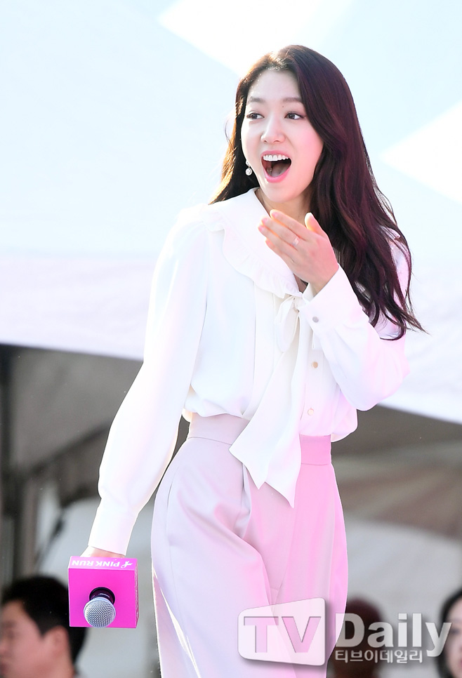 Actor Park Shin-hye attended the 2018 Pink Run Seoul Competition held at Seoul Yeouido Park on the morning of the 14th.Actor Park Shin-hye is entering the day.Meanwhile, Park Shin-hye recently made a Confirm appearance in the film Ashley Cole.2018 Pink Run Seoul Competition