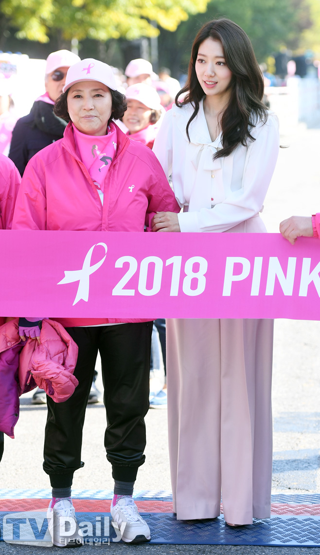 Actor Park Shin-hye attended the 2018 Pink Run Seoul Competition held at Seoul Yeouido Park on the morning of the 14th.Actor Park Shin-hye wears Go Doo-shims Femme aux Bras Croisés on the day.Meanwhile, Park Shin-hye recently made a Confirm appearance in the film Ashley Cole.2018 Pink Run Seoul Competition