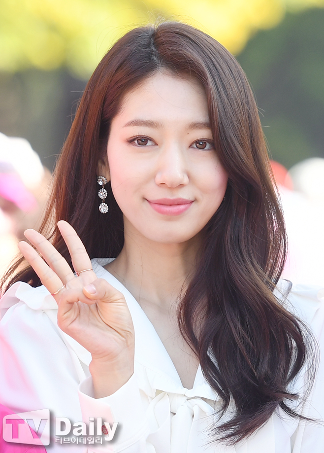 Actor Park Shin-hye attended the 2018 Pink Run Seoul Competition held at Seoul Yeouido Park on the morning of the 14th.Actor Park Shin-hye poses for the day.Meanwhile, Park Shin-hye recently made a Confirm appearance in the film Ashley Cole.2018 Pink Run Seoul Competition