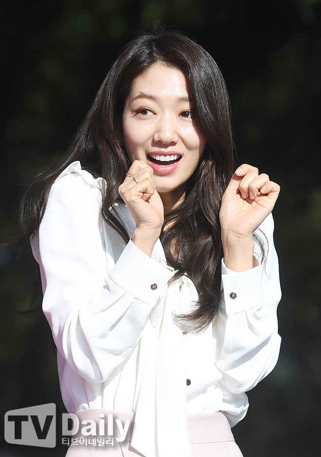 Actor Park Shin-hye attended the 2018 Pink Run Seoul Competition held at Seoul Yeouido Park on the morning of the 14th.Actor Park Shin-hye is surprised by the sound of fireworks.Meanwhile, Park Shin-hye recently made a Confirm appearance in the film Ashley Cole.2018 Pink Run Seoul Competition
