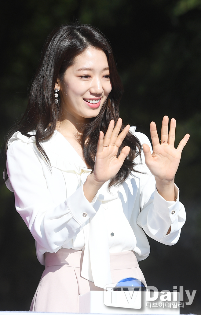 Actor Park Shin-hye attended the 2018 Pink Run Seoul Competition held at Seoul Yeouido Park on the morning of the 14th.Actor Park Shin-hye is shaking Hand to the participants on the day.Meanwhile, Park Shin-hye recently made a Confirm appearance in the film Ashley Cole.2018 Pink Run Seoul Competition