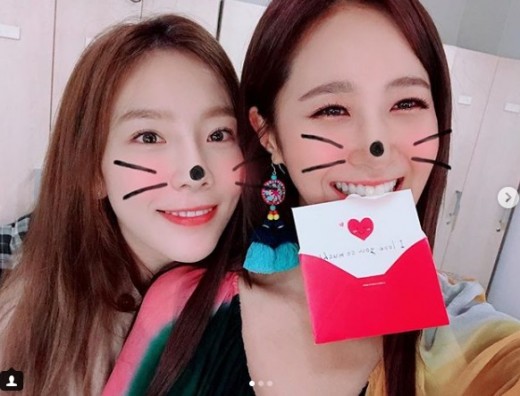 Girls Generation Taeyeon has launched a support fire on Kwon Yuri, who has turned into a solo.Kwon Yuri said on his 14th day, Tangu seniors went to Inkigayo. He also held a hand card.I have a lot of pudding that resembles my seniors. In the photo, Kwon Yuri is smiling with Taeyeon, who bites the hand card written by Taeyeon in her mouth and expresses happiness.On the other hand, Kwon Yuri is working as his first solo album The First Scene.
