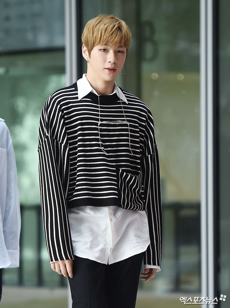 Wanna One Kang Daniel poses at an event of a Naturalism dental care brand held at the headquarters of Amorepacific Corporation in Yongsan District, Seoul on the afternoon of the 13th.