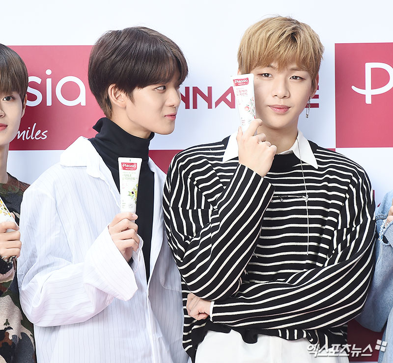 Wanna One Bae Jin Young and Kang Daniel pose at an event of a Naturalism dental care brand held at the headquarters of the Korea Pacific Corporation in Yongsan District, Seoul on the afternoon of the 13th.