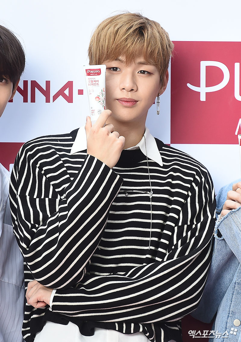 Wanna One Kang Daniel poses at an event of a Naturalism dental care brand held at the headquarters of Amorepacific Corporation in Yongsan District, Seoul on the afternoon of the 13th.Visual Nam-shin.Pacific shoulderGet your charm.Smooth smile.In the eyes, I fall.