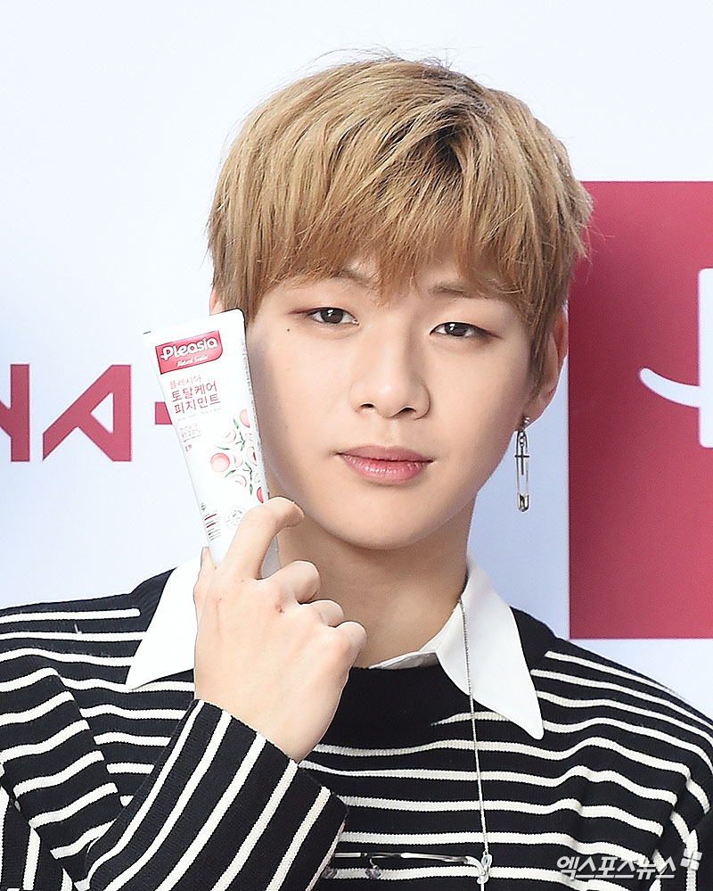 Wanna One Kang Daniel poses at an event of a Naturalism dental care brand held at the headquarters of Amorepacific Corporation in Yongsan District, Seoul on the afternoon of the 13th.Visual Nam-shin.Pacific shoulderGet your charm.Smooth smile.In the eyes, I fall.