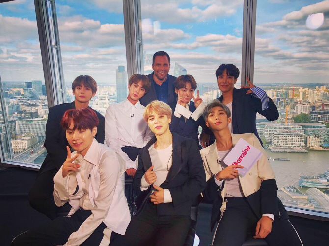Dan Utton, the host of the Lorraine interview on the ITV morning program in the UK, posted an interview photo with BTS on social media on the afternoon of the 14th (Korea time).BTS has sold out both performances at the O2 Arena even though it has never made it to the UK, and is causing a K-pop sensation, he said. Ami (BTS fan) is compared to the Beatles fandom.According to the previously released video, BTS members conducted the UK The Landmark quiz with Dan Wotten.RM saw the picture presented and shouted Hagrid, a character in the British fantasy novel Harry Potter series, and attracted attention.The show will be broadcast at 8:30 am on the 15th local time.BTS will continue its European tour including Berlin performances on the 16th ~ 17th and Paris performances on the 19th ~ 20th.kim yun-ji