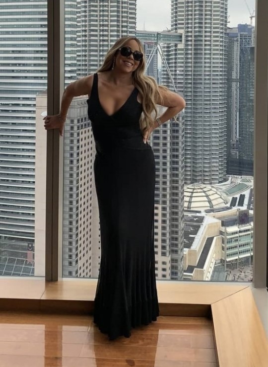 Mur Liar Carrie released an article and photos on her SNS on the 14th (Korean time) called Good Morning.In the photo, Carrie poses in a black long Dress against the backdrop of a skyscraper; he smiles in a bold Dress, drawing on Eye-catching.Earlier, Carrie was once close to 120kg, but she went on a diet last November and lost more than 25kg.