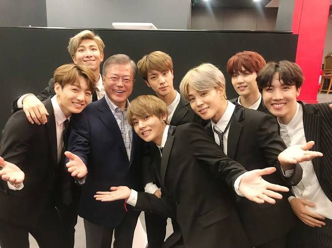 At the first meeting of President Moon Jae-in, BTS received a signature for a commemorative clock called Ini clock.At the Korea-French Friendship Concert held at the France Paris Tresium Art Theater on the 14th, BTS was invited as a representative of Hallyu Idol and set up the stage for DNA and IDOL.The concert, which was organized by BTS and others, was attended by 400 people including President Moon Jae-in, 200 French key figures, 100 Korean Wave fans, 20 students from Korea departments at seven Paris universities, and invited guests from Korea.After the concert, BTS greeted President Moon Jae-in.Earlier, BTS received a celebration from Cheong Wa Dae when it was the first Billboard, and received a gift of Iniclock at the United Nations General Assembly last month.But this was the first time the BTS had met President Moon Jae-in.At this point, BTS shared a handshake and hug with President Moon Jae-in.The members also brought together the Gifted clock and boxes by President Moon Jae-in and signed the sign to President Moon.Jungkook of BTS has continued to wear the Gifted Eniclock in the official appearance after the United Nations General Assembly speech.He appeared on ABC talk show Good Morning America on the 26th of last month wearing an iniclock and was caught playing with the clock during the broadcast several times.