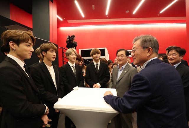 <p>Moon, Jae-In & Group Dark & ​​amp; Wild (BTS) had a special meeting in Paris, France. Mr. Moon, who is on a state visit to Paris in France, will visit the Dark & ​​amp; Friends Concert at the Treasury Art Theater in Paris on July 14. I greeted the Wild members. Dark & ​​amp; with the most popular boy band qualifiers in KPOP history, Wild received a congratulatory address from the Blue House at the time of the first Billboard debut, and it was the first time she met Mr Moon that she had received The Gift at the United Nations General Assembly last month.</p><p>Dark & ​​amp; Wild called the DNA and IDOL at the event and was enthusiastically acclaimed by French fans. President Moon and Mrs. Kim Jung - suk also watched their performances with a gentle expression. After the stage is over, Mr. Moon moves to the stage and the Dark & ​​amp; We shared a handshake and a hug with the Wild members. President Moon said on the day that Dark & ​​amp; I signed the Gift clock for The Gift to Wild members. Dark & ​​amp; The Wild members also brought a box clock to Paris to get an autograph on the day. Particularly, the member station has collected the topic by wearing clock in the official ceremony and broadcasting after receiving The clock in The Gift.</p><p>Web News Team</p>
