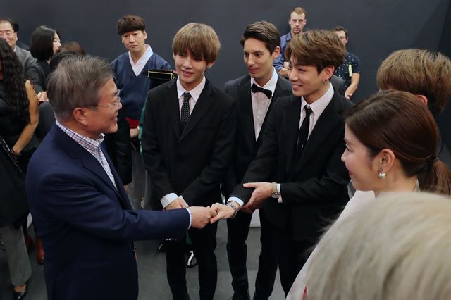 <p>Moon, Jae-In & Group Dark & ​​amp; Wild (BTS) had a special meeting in Paris, France. Mr. Moon, who is on a state visit to Paris in France, will visit the Dark & ​​amp; Friends Concert at the Treasury Art Theater in Paris on July 14. I greeted the Wild members. Dark & ​​amp; with the most popular boy band qualifiers in KPOP history, Wild received a congratulatory address from the Blue House at the time of the first Billboard debut, and it was the first time she met Mr Moon that she had received The Gift at the United Nations General Assembly last month.</p><p>Dark & ​​amp; Wild called the DNA and IDOL at the event and was enthusiastically acclaimed by French fans. President Moon and Mrs. Kim Jung - suk also watched their performances with a gentle expression. After the stage is over, Mr. Moon moves to the stage and the Dark & ​​amp; We shared a handshake and a hug with the Wild members. President Moon said on the day that Dark & ​​amp; I signed the Gift clock for The Gift to Wild members. Dark & ​​amp; The Wild members also brought a box clock to Paris to get an autograph on the day. Particularly, the member station has collected the topic by wearing clock in the official ceremony and broadcasting after receiving The clock in The Gift.</p><p>Web News Team</p>