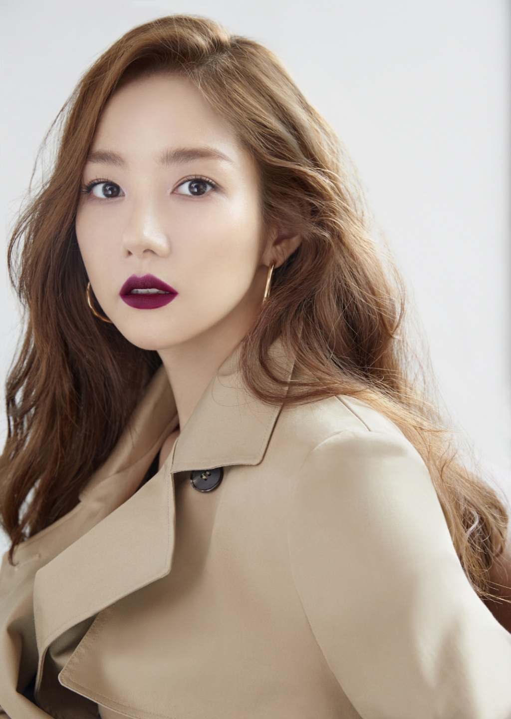 Actor Park Min-young has also perfected Fascinational Purple Lipstick.Shiseido Korea released Soulful City Life Beauty Film and Pictures on the 15th, which contains the daily life of brand Ambassador Park Min-young.The beauty film and pictorial will feature four beauty look sequentially during the 2018 F/W season under the theme of Soulful City Life.Park Min-young, in the first video and pictorial, showed off his unique atmosphere goddess with a Red Temptation look with a fascination autumn atmosphere.Dressed in a calm trench coat, Park Min-young produced elegant wave hair, and created an alluring vibe with sleek porcelain skin and plum wine-colored lip makeup.Park Min-youngs lip and eye makeup in the picture was completed with Shiseidos new autumn product Modern Mat Powder Lipstick # 522 Velvet rope and Aura Dew # 03 cosmic.Modern Mat Powder Lipstick is a product with soft texture such as Velvet, vivid color, light and comfortable adhesion and unobstructed durability.Meanwhile, Park Min-young x Shiseido Soul City Life Beauty film video can be found on the Shiseido Korea YouTube official account.