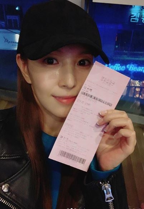 Singer BOA praised the movie Miss Back starring Han Ji-min.He said, I can not live well, I am a movie. It is a sick movie because it is a good story.Thank you. The netizens said, Celebratory photoI am cute.  I will go to Miss Back. On the other hand, Miss Back is an emotional drama in which Baek Sang-a, who became an ex-convict to protect himself, meets a child who resembles himself in the world and confronts the terrible world to protect him.