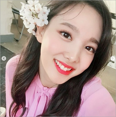 Girl group TWICE member Nayeon showed off her beautiful flower beauty.Nayeon posted several self-photographs on the official Instagram of TWICE on the 15th, along with I can not pick it up and just raise it.In particular, Nayeons photographs of flowers on his head showed a bright flower beauty.On the other hand, Nayeons group TWICE will hold an official fan meeting on October 28th to commemorate the 3rd anniversary of debut at Yonsei University Open Theater in Seodaemun-gu, Seoul.