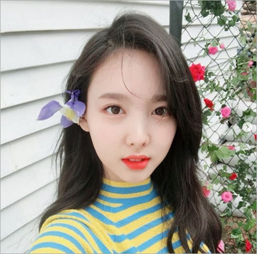 Girl group TWICE member Nayeon showed off her beautiful flower beauty.Nayeon posted several self-photographs on the official Instagram of TWICE on the 15th, along with I can not pick it up and just raise it.In particular, Nayeons photographs of flowers on his head showed a bright flower beauty.On the other hand, Nayeons group TWICE will hold an official fan meeting on October 28th to commemorate the 3rd anniversary of debut at Yonsei University Open Theater in Seodaemun-gu, Seoul.