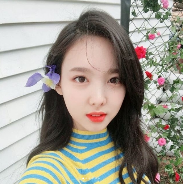 The lovely routine of group TWICE member Nayeon has been revealed.Nayeon posted a picture on the official Instagram of TWICE on October 15 with an article entitled Ill pick nails and just raise them.The picture shows Nayeon smiling with flowers in his ears, Nayeons blemishesless white-oak skin and large, clear eyes lovely.Nayeons alluring eyes in another photo are also attractive.The fans who saw the photos responded Nayeon is really pretty, What if it is all pretty, Beautiful back.delay stock