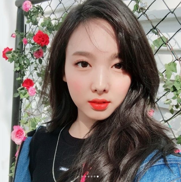 The lovely routine of group TWICE member Nayeon has been revealed.Nayeon posted a picture on the official Instagram of TWICE on October 15 with an article entitled Ill pick nails and just raise them.The picture shows Nayeon smiling with flowers in his ears, Nayeons blemishesless white-oak skin and large, clear eyes lovely.Nayeons alluring eyes in another photo are also attractive.The fans who saw the photos responded Nayeon is really pretty, What if it is all pretty, Beautiful back.delay stock