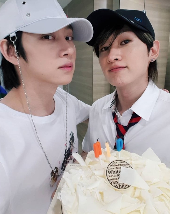 Kim Hee-chul, a member of the group Super Junior, celebrated Dong-Haes birthday.Kim Hee-chul said to his instagram on October 15, In the winter of 2002, when I first went to the hotel, I came to the Cheongdam police box and gave me a welcome.I congratulate my brother Dong-Hae on his birthday. The picture shows Kim Hee-chul and Eunhyuk holding cakes, but the birthday party, Dong-Hae, is missing and laughs.Fans who responded to the photos responded such as Happy Birthday Dong-Hae and Ophthalmic cleansing from morning.kim ji-yeon