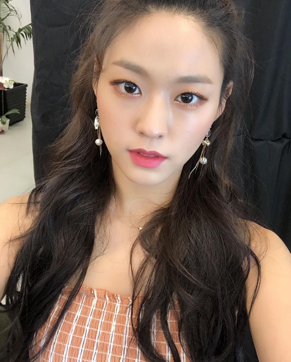 Seolhyun, a member of the group AOA, showed off her beautiful looks.Seolhyun wrote on his instagram on October 14, Thank you for inviting me to the closing ceremony of the Asian Para Games in Indonesia.All the athletes have had a lot of trouble. In the open photo, Seolhyun is staring at the camera slightly up and showing a fresh expression. Seolhyuns perfect features are outstanding.kim ji-yeon