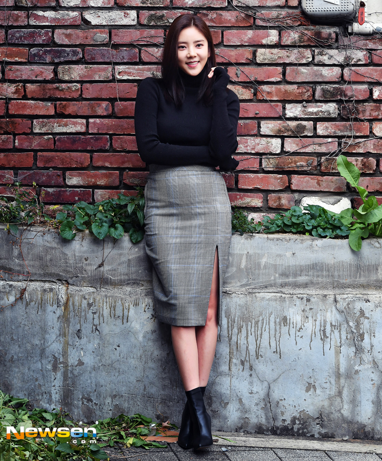 Actor Son Dam-bi, who starred in the movie Rose of the Rebellion on October 15, is interviewing at a Cafe in Jongno-gu, Seoul.The movie The Rose of betrayal decided to leave behind a sad life history,It is a Critics Choice Movie Awards about a very special day of three men and a woman who are a lot of fuss.Lee Jae-ha