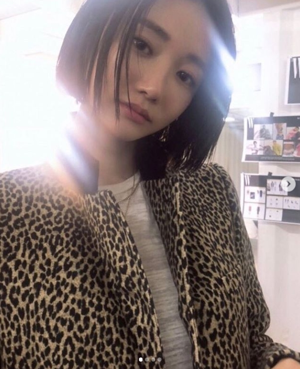 Actor Go Joon-hee captivated netizens with a dreamy atmosphere.Go Joon-hee uploaded several photos to his Instagram on October 15 with the caption: In the end, trust your gut (in the end, I believe your gut).Go Joon-hee in the public photo is perfectly digesting a colorful leopard pattern jacket.Go Joon-hees unique atmosphere, completed with alluring eyes, captures the Sight.kim ji-yeon