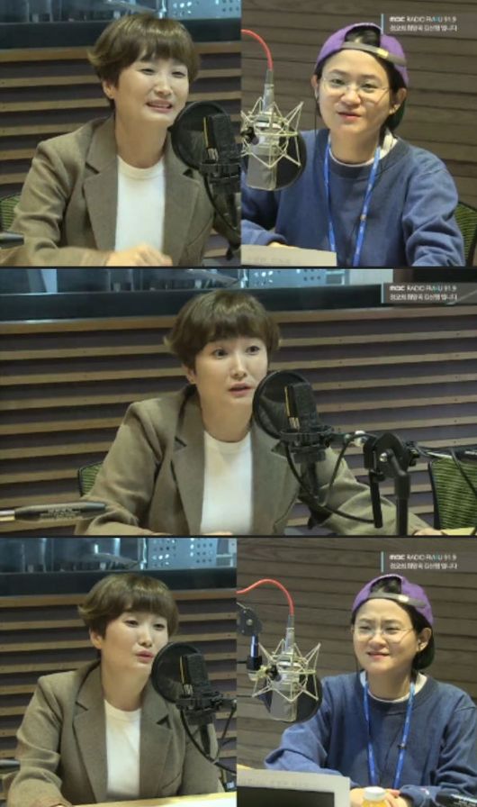Broadcasters Park Kyung-lim and Kim Shin-Young praised Jo In-sungs personality.Park Kyung-lim appeared as a guest in MBC FM4U Noon Hope Song Kim Shin-Young which was broadcasted on the afternoon of the 15th.Kim Shin-Young said, Every time you are diligent, and Park Kyung-lim said, If you postpone todays work to tomorrow, you can easily live.Asked if he could shoot at dawn, Park Kyung-lim said, I am ten years old because my child is a little older and a little younger.I am in favor of shooting at dawn, he said. Kim Shin-Young liked Nam Sang Nayana when asked if it is okay to shoot Jungle Law and Real Man .In particular, Kim Shin-Young noted that Park Kyung-lims son Minjun already takes care of people well.At that time, Minjun said, Its the shampoo my mother got, take it, you can not go empty-handed.Park Kyung-lim said, It is a shampoo used by my mother, but I have half left to write it, and I have to catch Shin Young who is just going to go and give it to me.Kim Shin-Young said, Minjun takes care of people from the age of four, and Minjun will probably become a politician in 20 years, or he will become a network rich.Youtuber is a dream now, Park Kyung-lim said.Kim Shin-Young revealed that Park Kyung-lim was celebrating its 20th anniversary this year.Kim Shin-Young said, I made my debut as a high school student in 1998, and Park Kyung-lim said, The radio debuted in 1997.He appeared in Lee Mun-ses Date of the Duchy and made his debut in 98 with Lee So-ras proposal. Kim Shin-Young also mentioned that Park Kyung-lim is playing a big role in film-related events.Her said: The movie preview is unconditionally Park Kyung-lim; all of the films that exceed 10 million are hosted by Park Kyung-lim.I go when I go on vacation or go on a family trip. I was huge on the fan meeting side and the current affairs are Park Kyung-lim.Asked how many a week, Park Kyung-lim said: Its three or four movies a month; there are about twenty movies released a month.When a fan meeting or a drama production presentation is held, it is crowded.The selection that could not be missed on this day was the swamp of distraction of the Park Gote project, Park Kyung-lim remembering his activities at the time, saying, It was second in the music camp at that time.The number one at the time was Mr Boas my name; I cant cross it, said Park Kyung-lim, after the song went out, necksound is a baby.I was twenty-three, Kim Shin-Young said, I do not know why I looked so big then. Park Kyung-lim said, I was going to celebrate and come out at the school festival, but someone came running from there.Im going to the station soon. I was so scared that I said, I was on the station. That was Kim Shin-Young.Kim Shin-Young said: When I was a high school student, I thought I was going to be an entertainer and tried to stand out.I said that I was kind, but Park Kyung-lim replied with airborne posture. We also talked about the Newnonstop documentary. Park Kyung-lim said, I was planning a project at MBC and contacted him.I did not collect it, but I went to the house, and a few minutes confirmed to me that it was really right.I think it is a very good idea and I just said that I would like to meet them all together. Everyone liked nonstop so much that I did not have to ask (I would have done it), he added.Kim Shin-Young said, Jo In-sung said My sister saved a person, and Park Kyung-lim said, I made my name too well.I hope you change your name to Mr. Kap. Packard Kyoung-lim praised Jo In-sungs personality.Jo In-sung is not me, but someone who can meet someone. To keep the position so far, I have made my own efforts. Kim Shin-Young also brought out an episode with Jo In-sung.I met Jo In-sung at the house, and there were Cha Tae-hyun, Bae Sung-woo, Jo In-sung, and Jung Woo-sung.Kim Shin-Young said: Mr. Jo In-sung and Mr. Jung Woo-sung fought to calculate the value of meat for each other; a text came to my brother Cha Tae-hyun.I tried to get it down, but Woo Sung paid it, explained Her, Those are tops.Jo In-sung, Jung Woo-sung, praised him for his praise.Kim Shin-Young said, If you come out once Jung Woo-sung comes out, I want to put a fireboard and pay back the meat.I see radio capture.