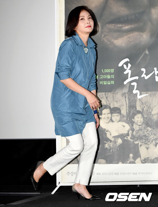 The premiere of the movie Children to Poland was held at CGV Yongsan Eye Park Mall in Ichon-dong, Yongsan-gu, Seoul on the afternoon of the 15th.Actor and director Chu Sang-mi is attending and shining his place.