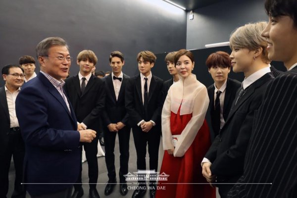 BTS, which is making records such as President Moon Jae-in and the top of the Billboard charts, met in France.In addition, BTS and President Moon Jae-in met separately and took a commemorative photo.BTS, who posed humorously around President Moon Jae-in, who showed a bright smile, attracted attention and even received the signature of President Moon Jae-in.Meanwhile, BTS recently completed the performances in New York and London, USA.Photo Source Office Facebook