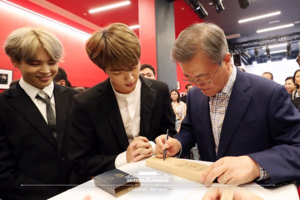 BTS, which is making records such as President Moon Jae-in and the top of the Billboard charts, met in France.In addition, BTS and President Moon Jae-in met separately and took a commemorative photo.BTS, who posed humorously around President Moon Jae-in, who showed a bright smile, attracted attention and even received the signature of President Moon Jae-in.Meanwhile, BTS recently completed the performances in New York and London, USA.Photo Source Office Facebook