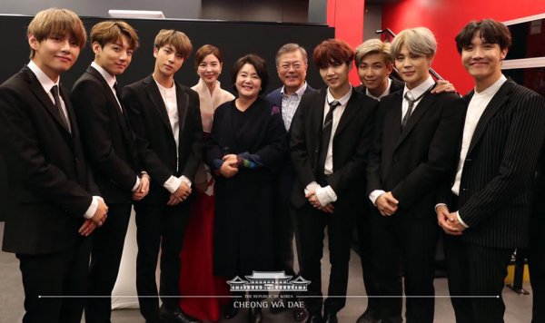 BTS, which is making records such as President Moon Jae-in and the top of the Billboard charts, met in France.In addition, BTS and President Moon Jae-in met separately and took a commemorative photo.BTS, who posed humorously around President Moon Jae-in, who showed a bright smile, attracted attention and even received the signature of President Moon Jae-in.Meanwhile, BTS recently completed the performances in New York and London, USA.Photo Source Office Facebook